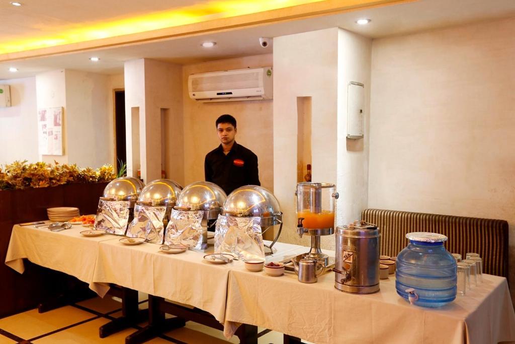 Airport La Sapphire Hotel & Restaurant New Delhi Eksteriør bilde